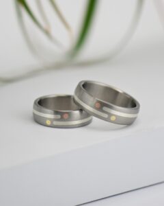 Prsteny symbolizující nevěstu a ženicha na společné cestě životem.